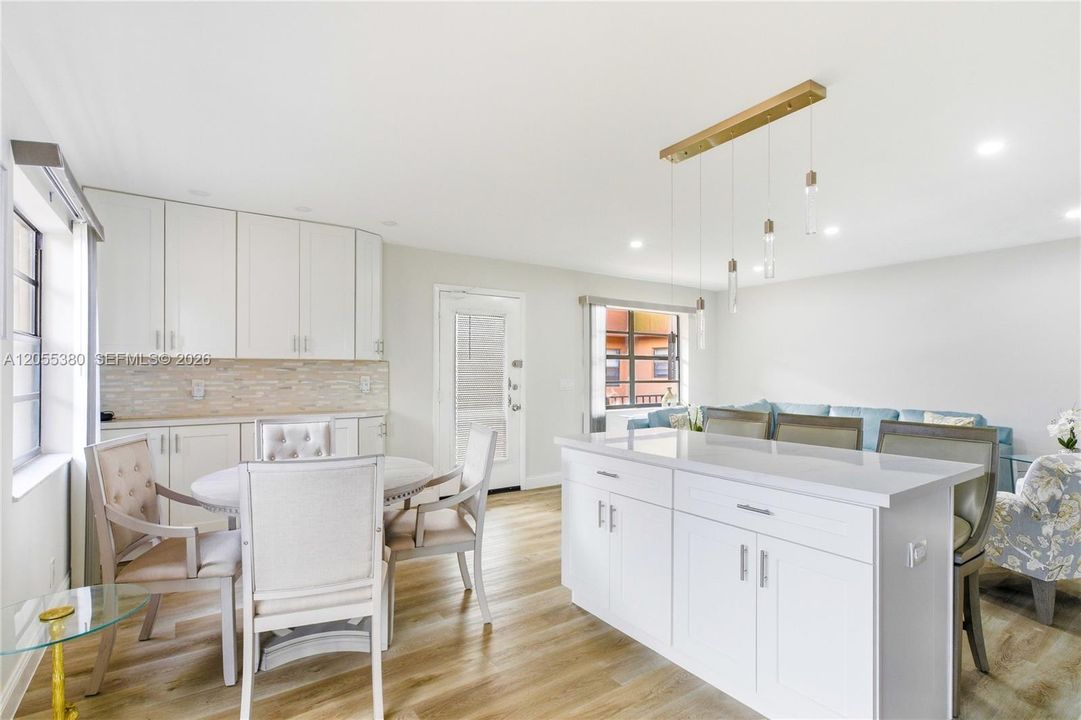 For Sale: $200,000 (2 beds, 2 baths, 910 Square Feet)