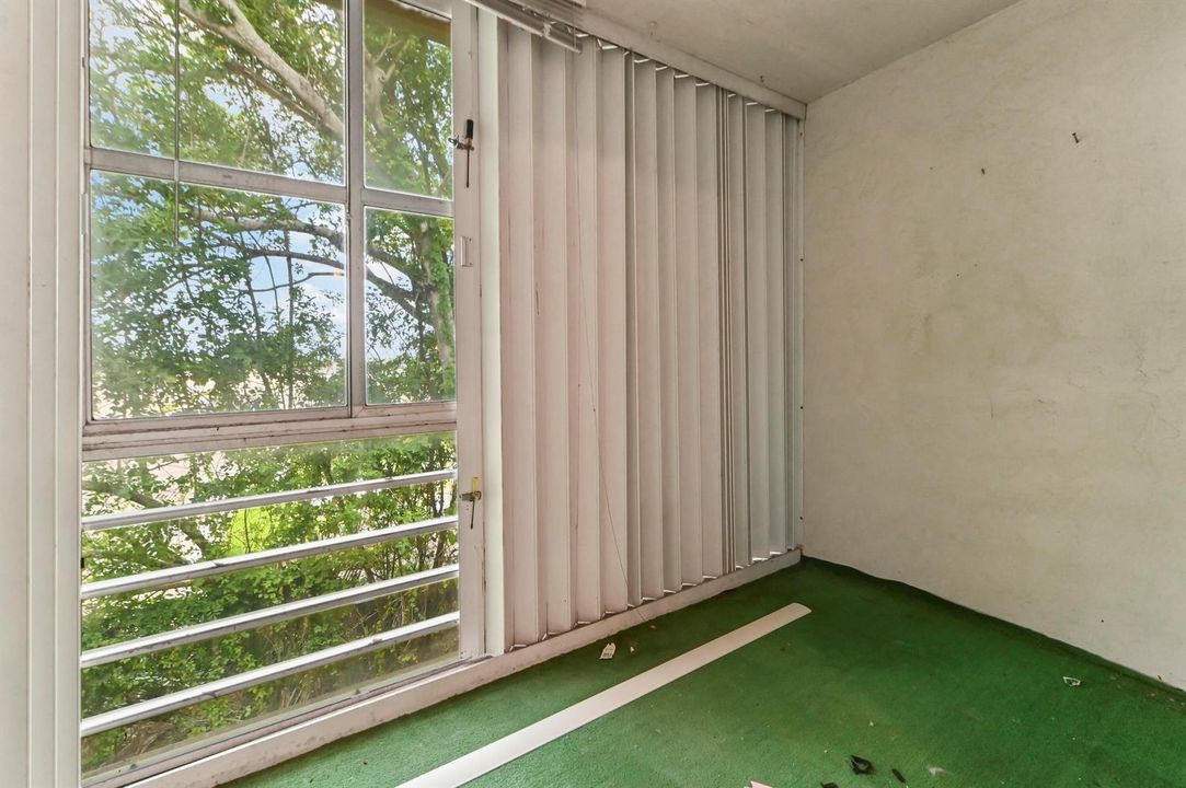21 Balcony 01