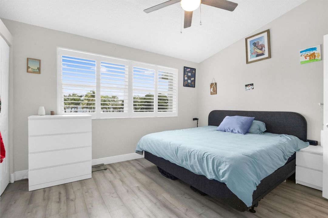 2841 NE 15th St-23
