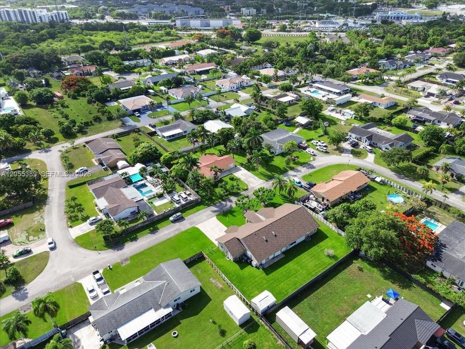 Под контрактом: $665,000 (4 спален, 2 ванн, 1827 Квадратных фут)
