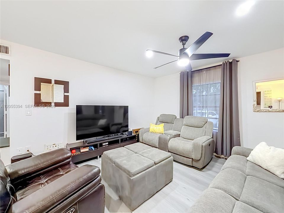 En Venta: $332,500 (3 camas, 2 baños, 1120 Pies cuadrados)