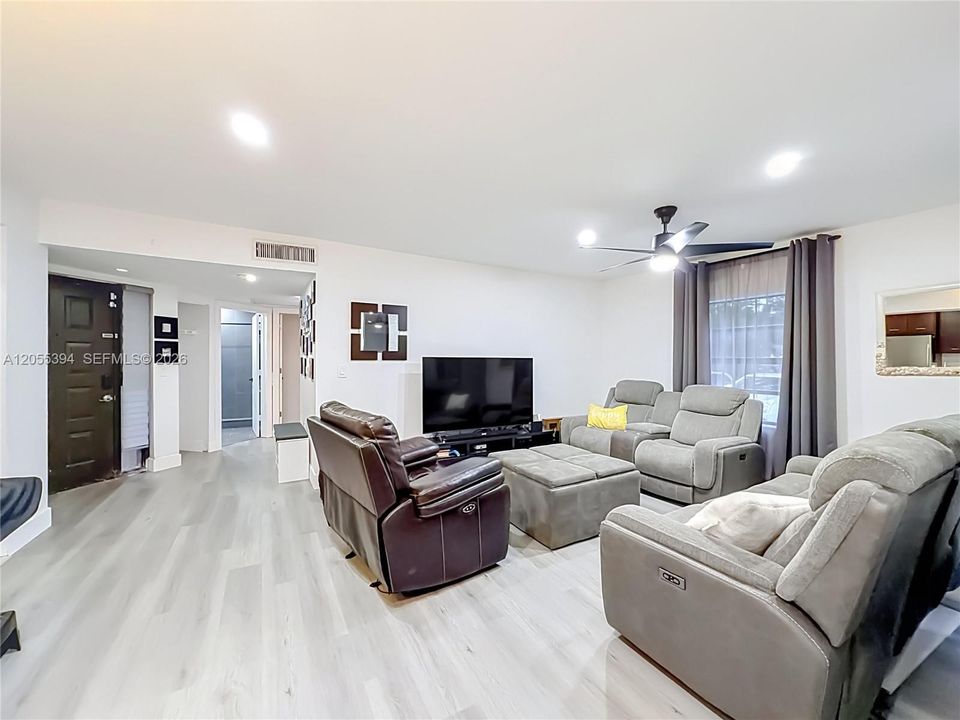 En Venta: $332,500 (3 camas, 2 baños, 1120 Pies cuadrados)