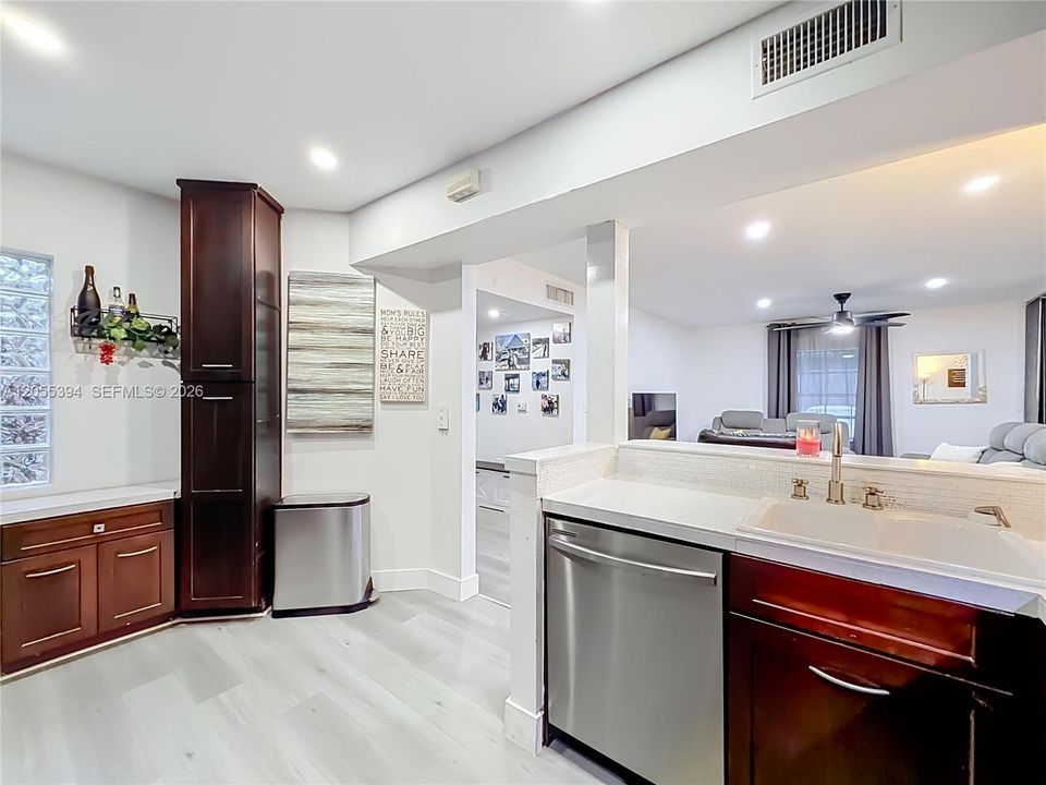 En Venta: $332,500 (3 camas, 2 baños, 1120 Pies cuadrados)