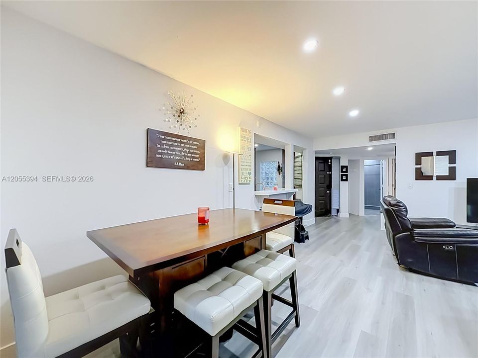 En Venta: $332,500 (3 camas, 2 baños, 1120 Pies cuadrados)