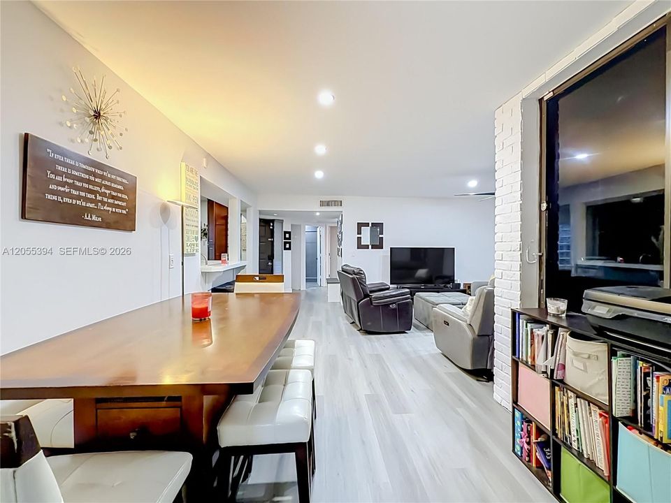 En Venta: $332,500 (3 camas, 2 baños, 1120 Pies cuadrados)