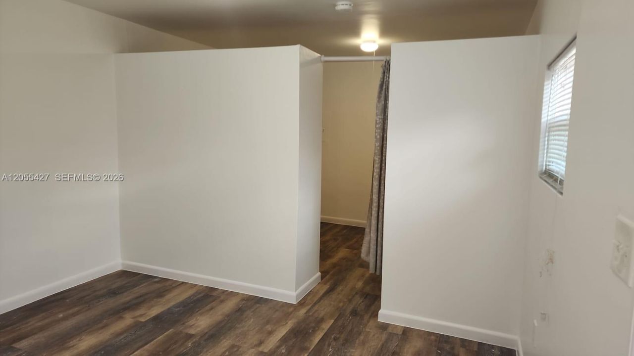 Sala de estar acogedora y acceso privado: El área de estar presenta un diseño abierto y luminoso, con acabados modernos y suelos de tonos cálidos que crean un ambiente confortable. La distribución permite un acceso fluido y directo hacia el dormitorio, optimizando cada metro cuadrado para ofrecer un espacio de descanso funcional y bien organizado