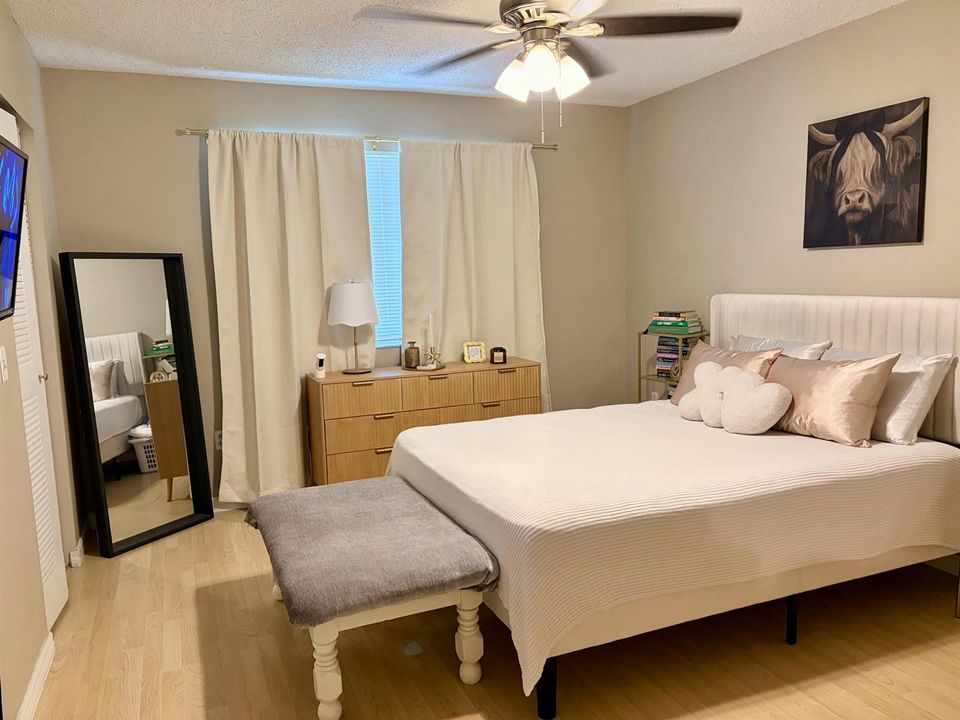 5035 wiles apt 104 bedroom 1