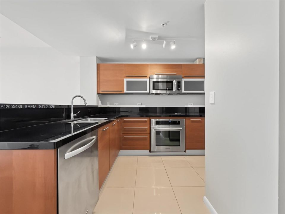 For Rent: $2,850 (1 beds, 1 baths, 806 Square Feet)