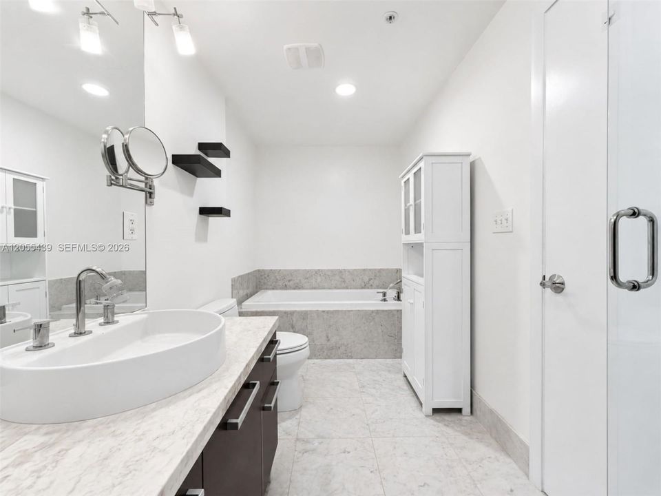 For Rent: $2,850 (1 beds, 1 baths, 806 Square Feet)