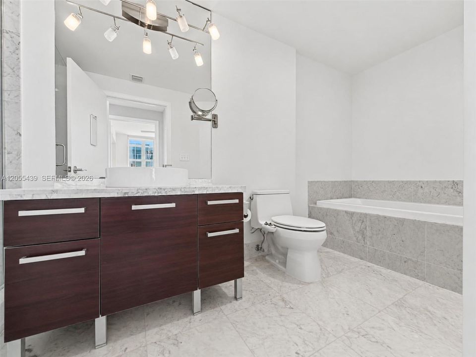 For Rent: $2,850 (1 beds, 1 baths, 806 Square Feet)