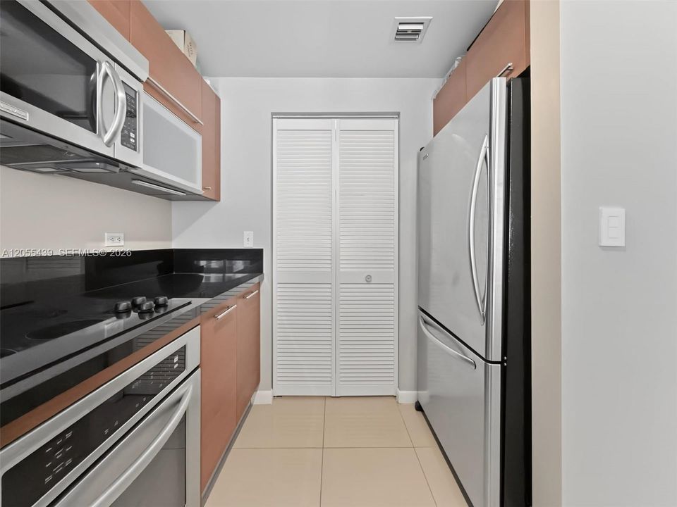 For Rent: $2,850 (1 beds, 1 baths, 806 Square Feet)