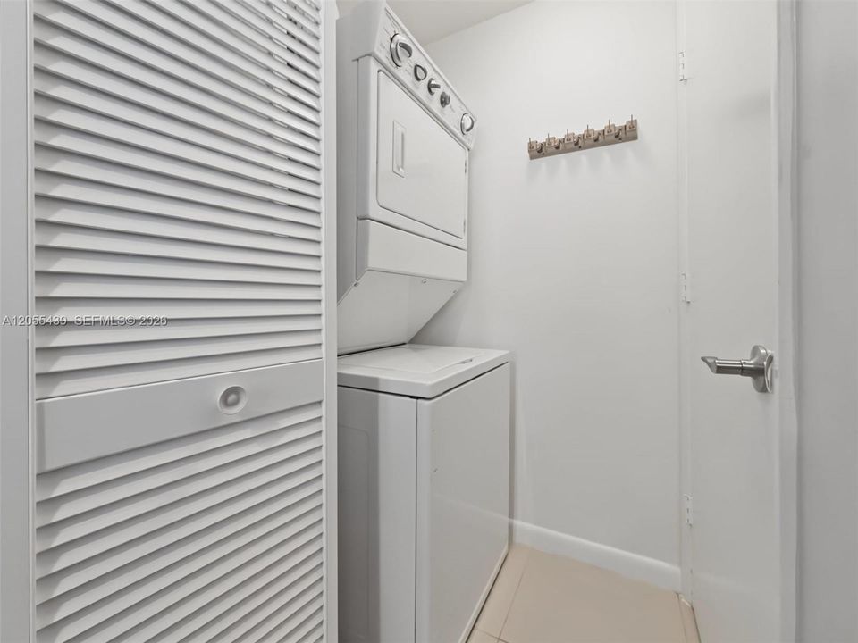 For Rent: $2,850 (1 beds, 1 baths, 806 Square Feet)