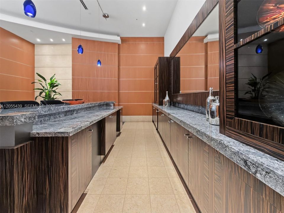 For Rent: $2,850 (1 beds, 1 baths, 806 Square Feet)