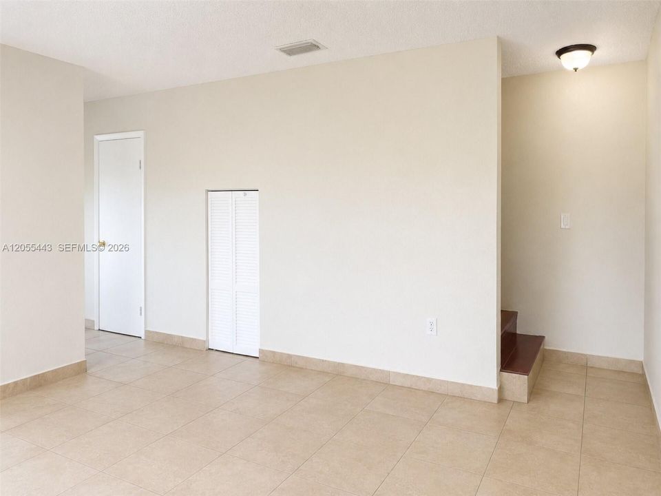 For Rent: $2,399 (2 beds, 1 baths, 1056 Square Feet)