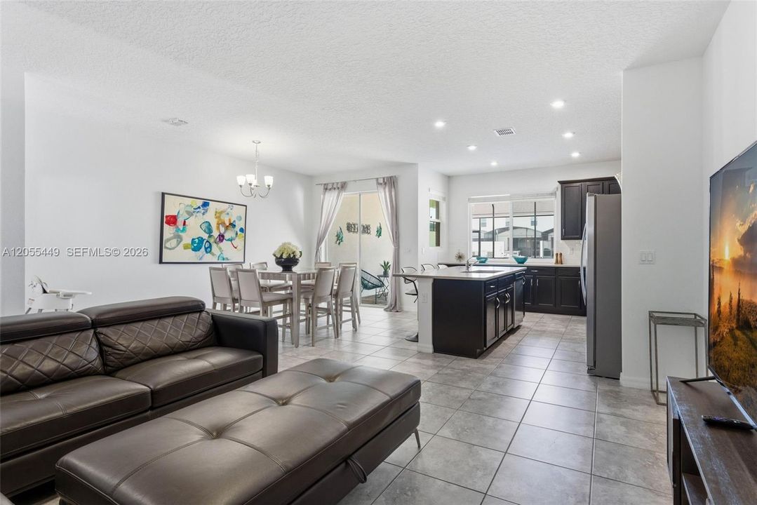 En Venta: $439,000 (4 camas, 4 baños, 2090 Pies cuadrados)