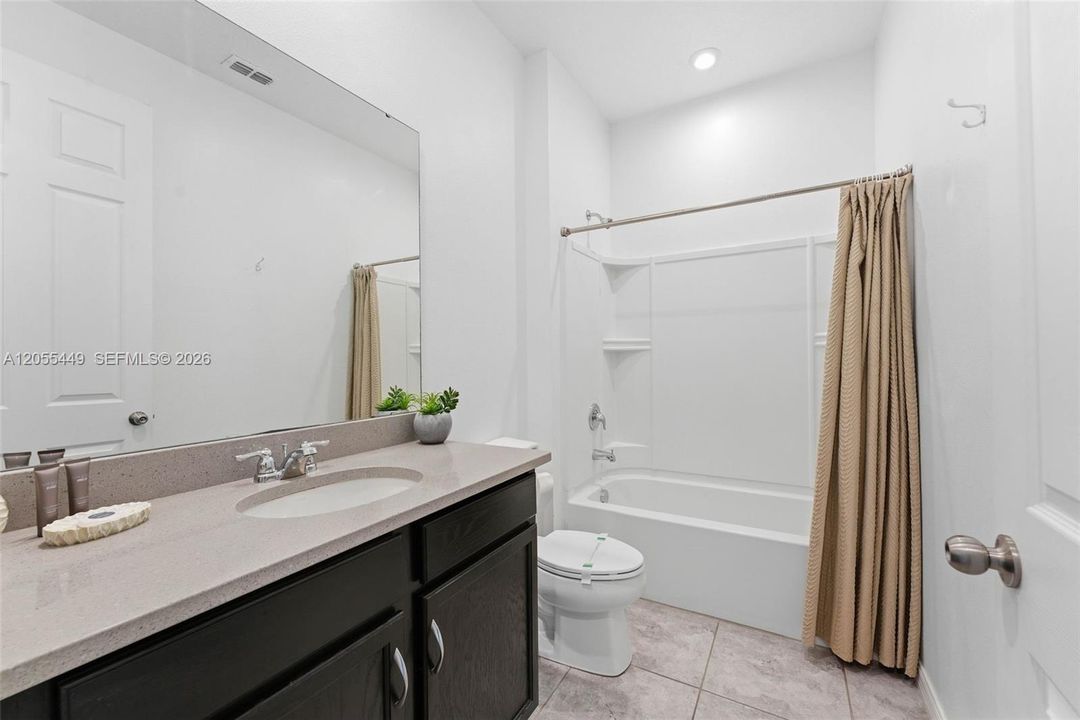 En Venta: $439,000 (4 camas, 4 baños, 2090 Pies cuadrados)