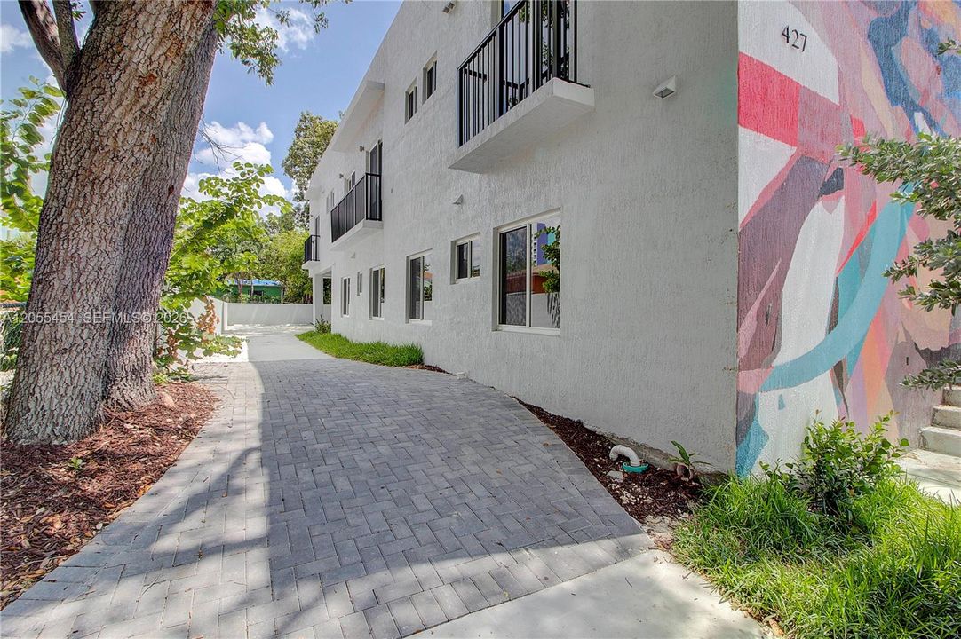 For Rent: $2,600 (2 beds, 2 baths, 3103 Square Feet)