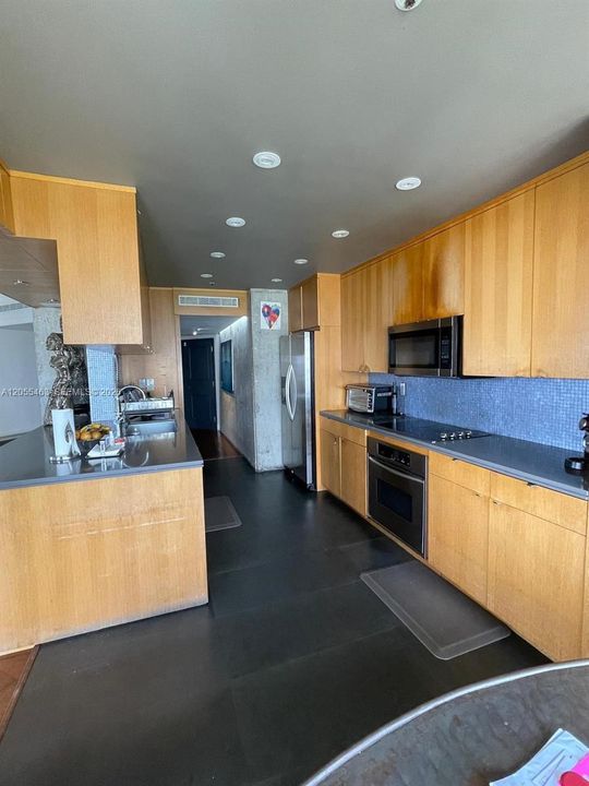 For Sale: $1,200,000 (3 beds, 3 baths, 1890 Square Feet)