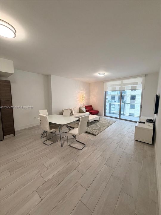 В аренду: $2,800 (1 спален, 1 ванн, 850 Квадратных фут)