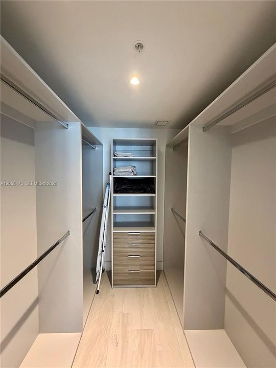 В аренду: $2,800 (1 спален, 1 ванн, 850 Квадратных фут)