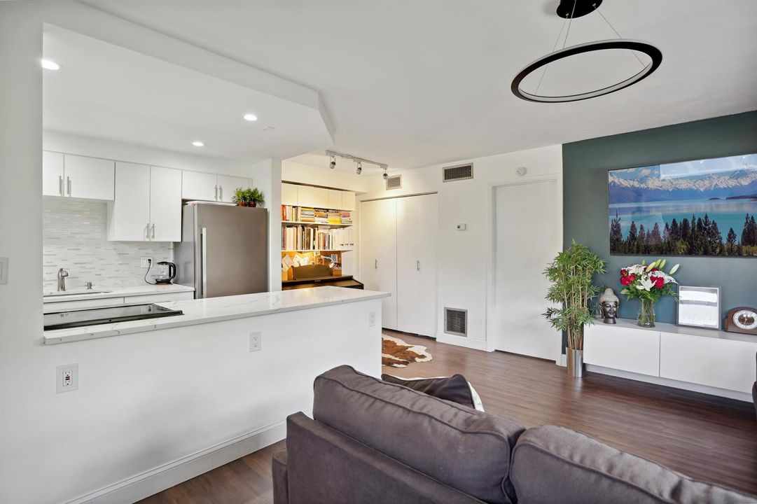306 NE 1st Ave