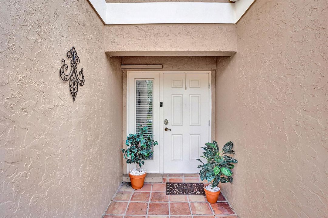 4941 Riverside Foyer