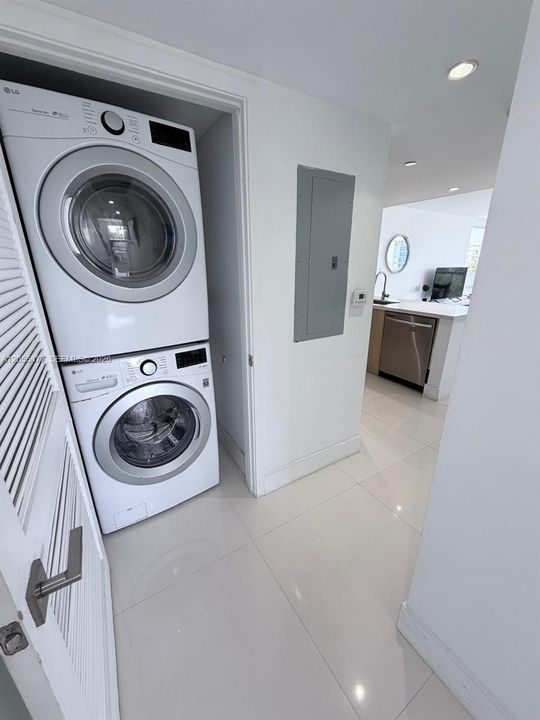 For Sale: $1,060,000 (3 beds, 2 baths, 1377 Square Feet)