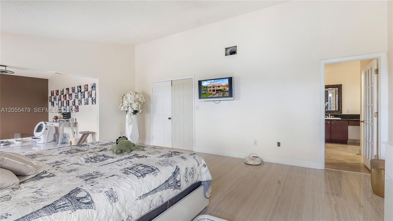 For Sale: $797,999 (4 beds, 2 baths, 2800 Square Feet)