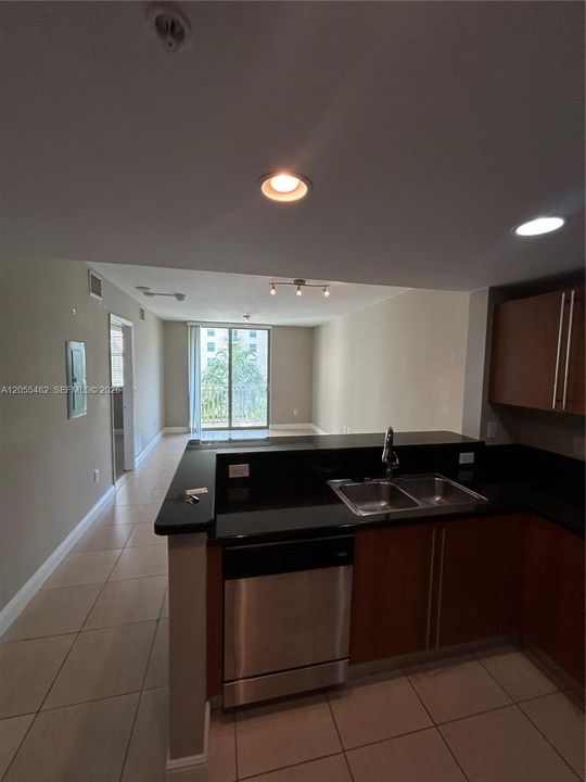 For Rent: $2,500 (1 beds, 1 baths, 743 Square Feet)