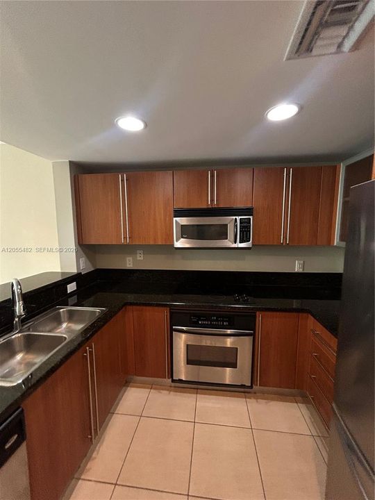For Rent: $2,500 (1 beds, 1 baths, 743 Square Feet)