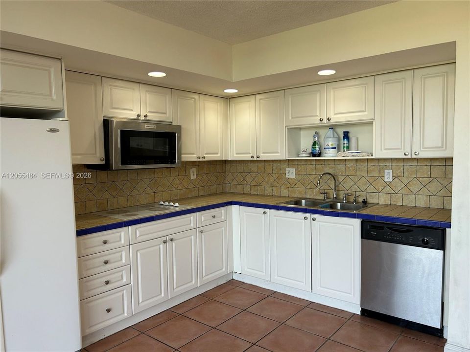 For Sale: $299,000 (3 beds, 2 baths, 1040 Square Feet)
