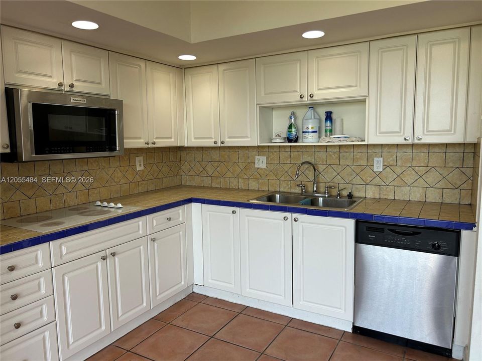 For Sale: $299,000 (3 beds, 2 baths, 1040 Square Feet)