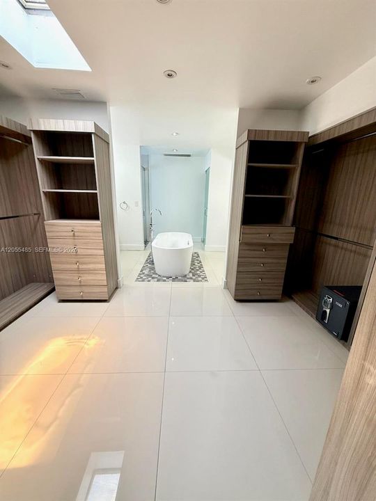 For Rent: $18,950 (4 beds, 4 baths, 3126 Square Feet)