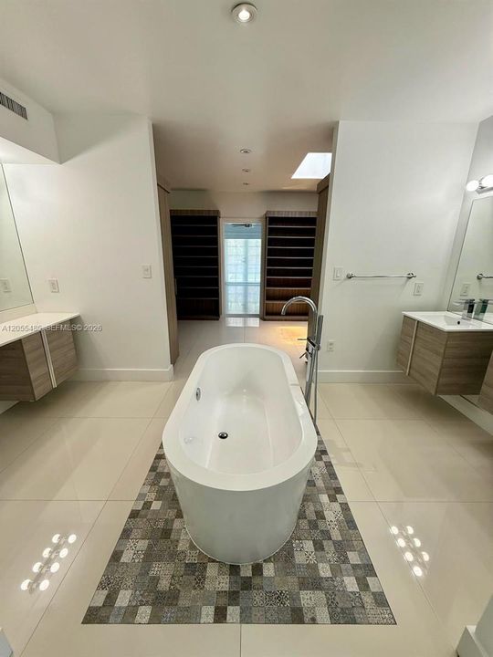 For Rent: $18,950 (4 beds, 4 baths, 3126 Square Feet)