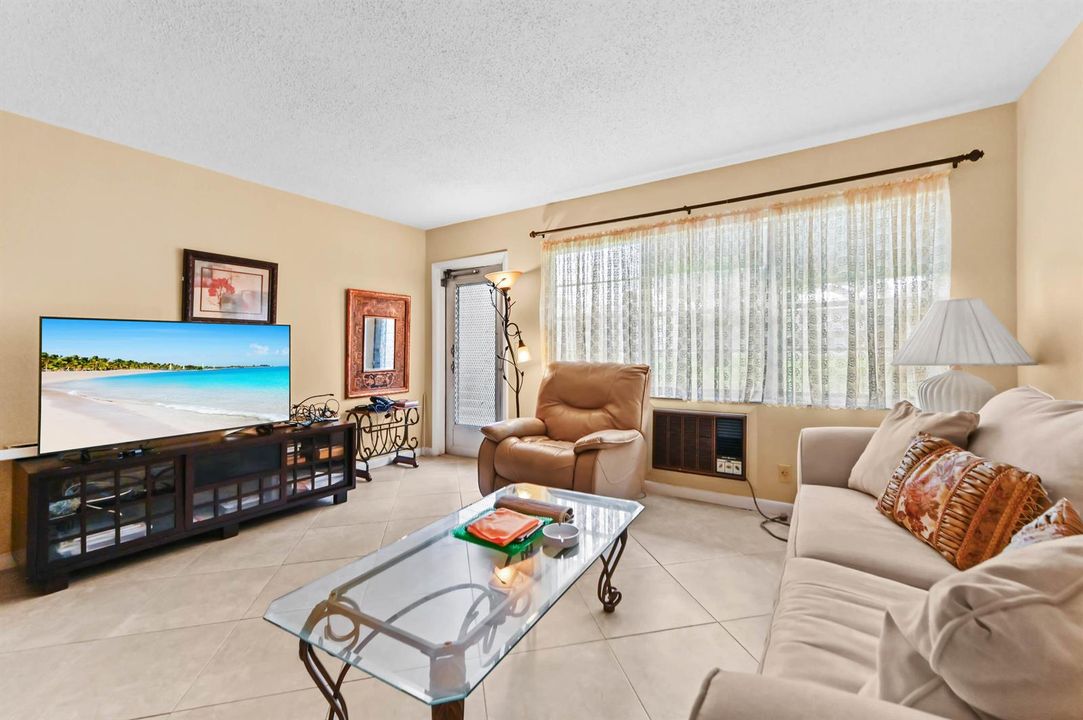 07 Living Room 03