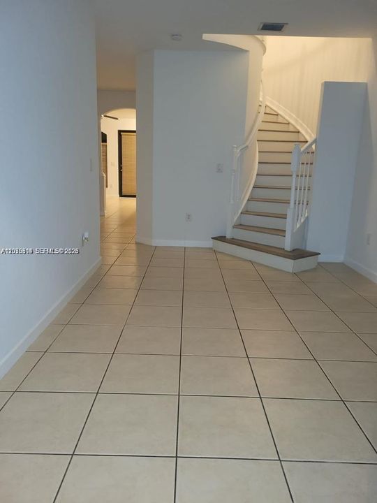 Activo con contrato: $3,500 (3 camas, 2 baños, 1854 Pies cuadrados)