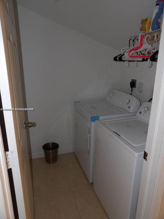 Activo con contrato: $3,500 (3 camas, 2 baños, 1854 Pies cuadrados)