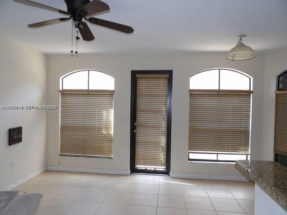 Activo con contrato: $3,500 (3 camas, 2 baños, 1854 Pies cuadrados)