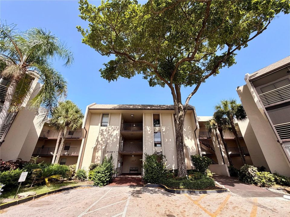 For Sale: $200,000 (2 beds, 2 baths, 1040 Square Feet)