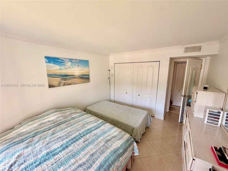 For Sale: $200,000 (2 beds, 2 baths, 1040 Square Feet)