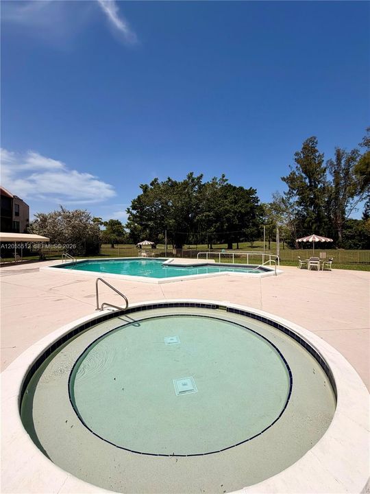 For Sale: $200,000 (2 beds, 2 baths, 1040 Square Feet)