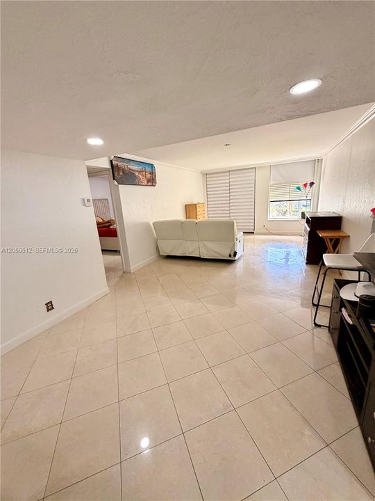 For Sale: $200,000 (2 beds, 2 baths, 1040 Square Feet)