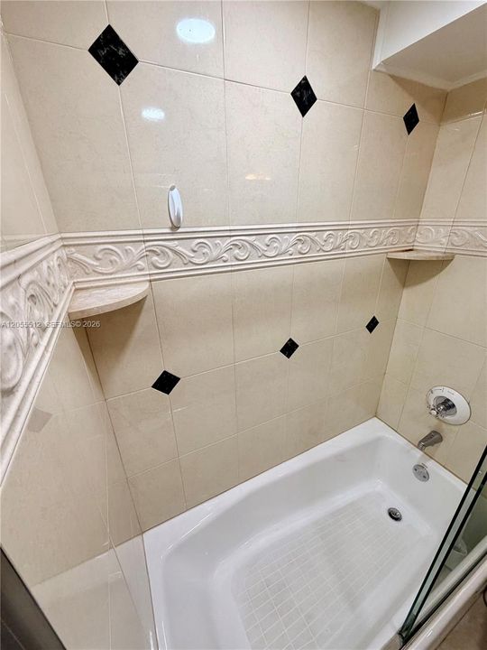 For Sale: $200,000 (2 beds, 2 baths, 1040 Square Feet)