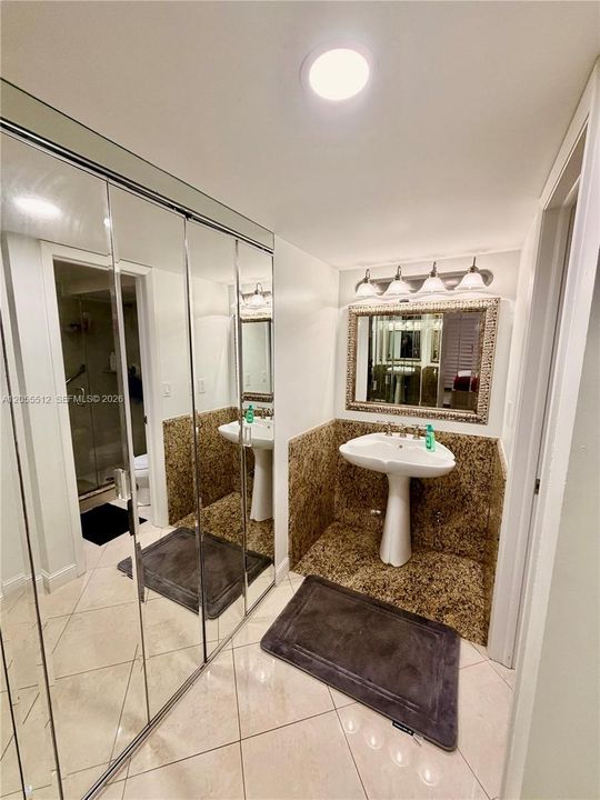 For Sale: $200,000 (2 beds, 2 baths, 1040 Square Feet)
