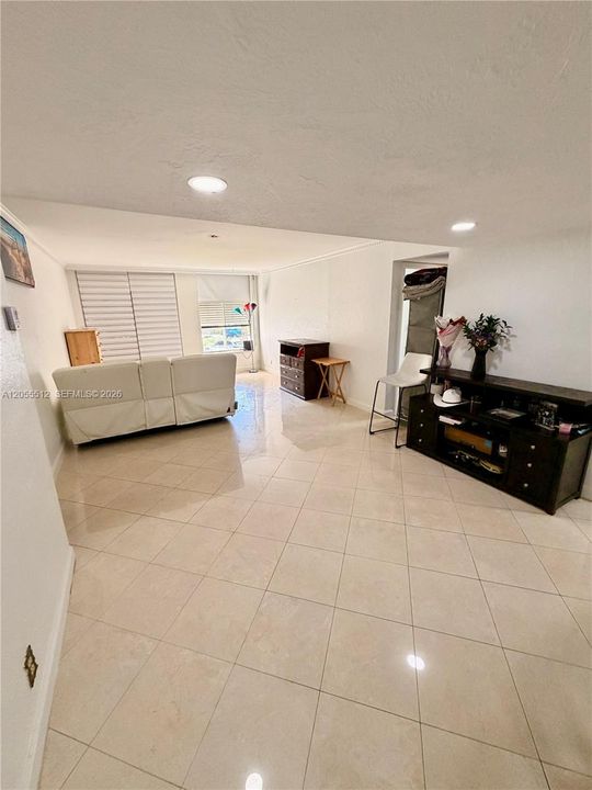 For Sale: $200,000 (2 beds, 2 baths, 1040 Square Feet)