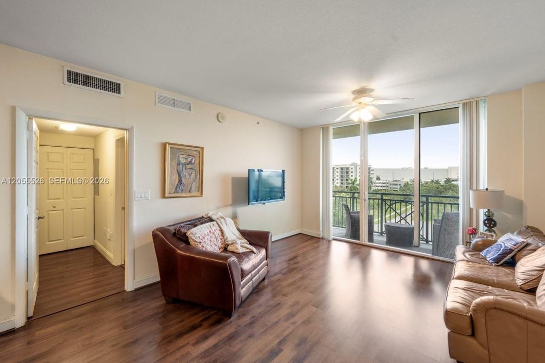 For Sale: $315,000 (2 beds, 2 baths, 1135 Square Feet)