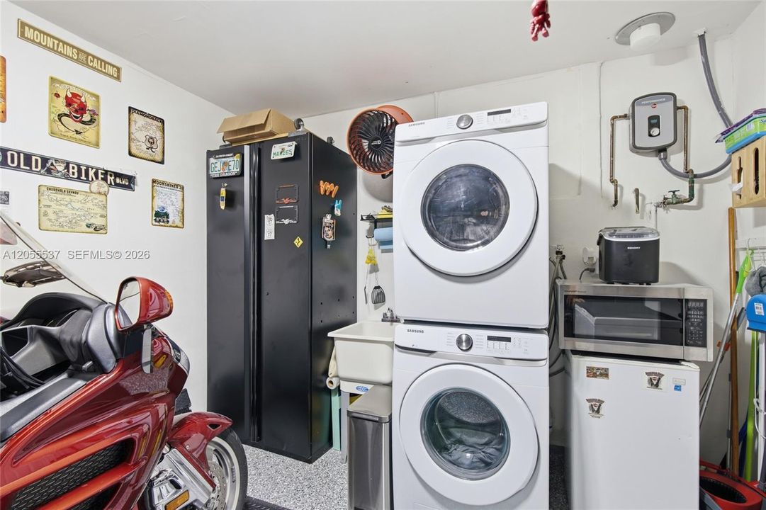 На продажу: $370,000 (2 спален, 1 ванн, 955 Квадратных фут)
