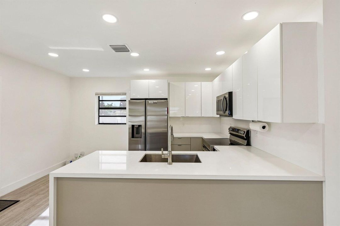 12-web-or-mls-NW 19th Ave-S1607-012