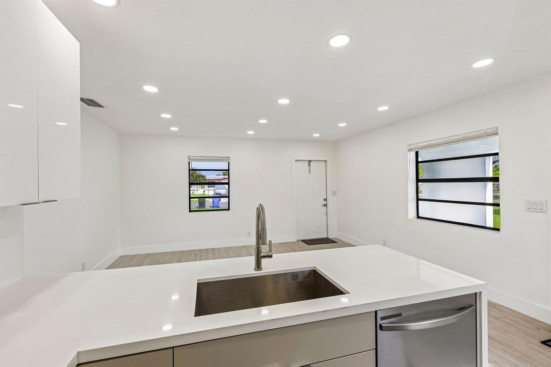 18-web-or-mls-NW 19th Ave-S1607-018
