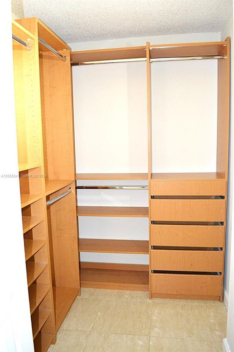 For Rent: $2,200 (2 beds, 2 baths, 866 Square Feet)